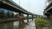 Meski dalam keadaan hujan, anak-anak tetap asyik berenang.  
