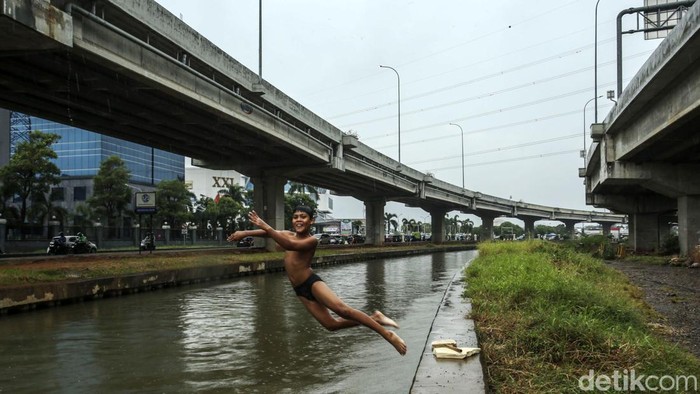 Aksi Bocil Taklukkan Arus Kalimalang Sejumlah anak-anak berenang di Kalimalang, Jakarta Timur, Jumat (16/6/2023). Meski dalam keadaan hujan, anak-anak tetap asyik berenang.