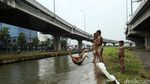 Aksi Bocil Taklukkan Arus Kalimalang