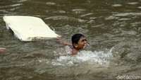 Sampah yang ditemukan anak-anak juga kerap jadi pelampung, seperti styrofoam ini.  