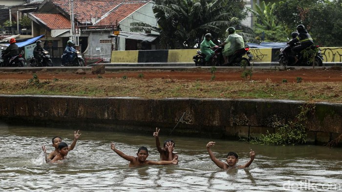 Sejumlah anak-anak berenang di Kalimalang, Jakarta Timur, Jumat (16/6/2023). Meski dalam keadaan hujan, anak-anak tetap asyik berenang.