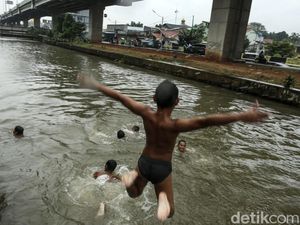 Aksi Bocil Taklukkan Arus Kalimalang
