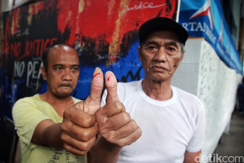 Para simpatisan dan pendukung Partai Demokrat mengikuti aksi cap jempol darah di kantor DPP PD, Jalan Proklamasi, Jakarta, Jumat (16/6/2023).