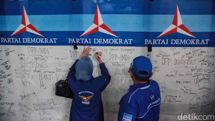 Para simpatisan dan pendukung Partai Demokrat mengikuti aksi cap jempol darah di kantor DPP PD, Jalan Proklamasi, Jakarta, Jumat (16/6/2023).