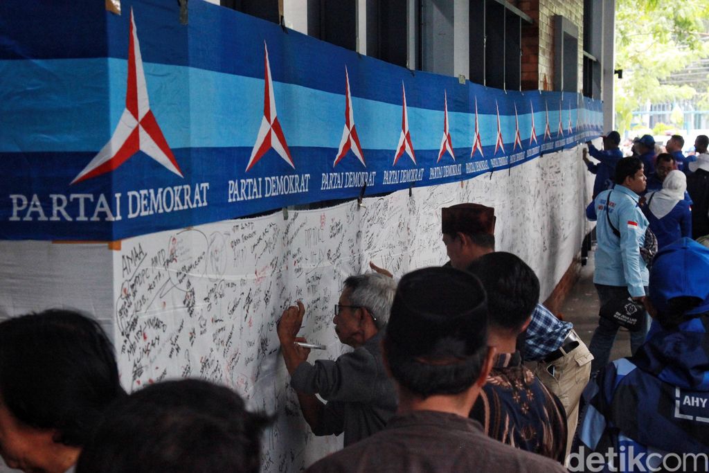 Para simpatisan dan pendukung Partai Demokrat mengikuti aksi cap jempol darah di kantor DPP PD, Jalan Proklamasi, Jakarta, Jumat (16/6/2023).