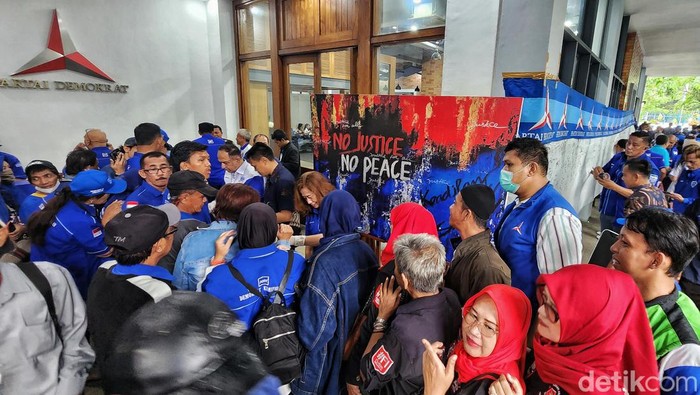 Aksi Cap Jempol Darah Tolak Moeldoko dan Loyal ke AHY Para simpatisan dan pendukung Partai Demokrat mengikuti aksi cap jempol darah di kantor DPP PD, Jalan Proklamasi, Jakarta, Jumat (16/6/2023).
