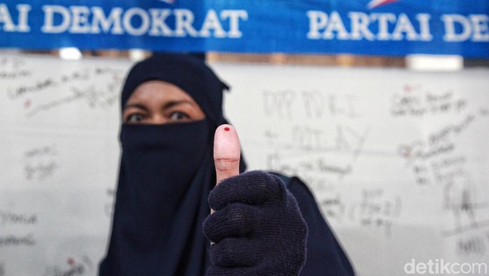 Para simpatisan dan pendukung Partai Demokrat mengikuti aksi cap jempol darah di kantor DPP PD, Jalan Proklamasi, Jakarta, Jumat (16/6/2023).