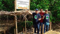 Komisaris dan direksi MPM bersama para penggiat mangrove, Aparat Desa dan Kecamatan, serta tokoh masyarakat melihat dan menyaksikan aksi tanam mangrove di area konservasi mangrove serta pelepasan kepiting bakau betina/bertelur sebagai bagian dari lanjutan program rehabilitasi mangrove.