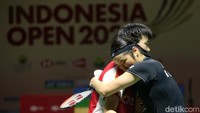 An Se Young dan He Bing Jiao saling berpelukan usai pertandingan.  
