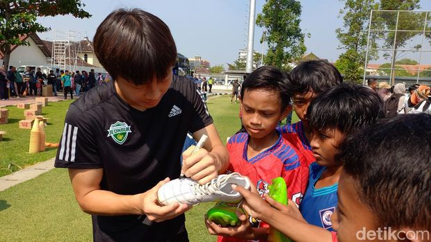 Anak-anak SSB di Solo Raya ikuti coaching clinic bareng Jeonbuk FC, Jumat (16/6/2023).
