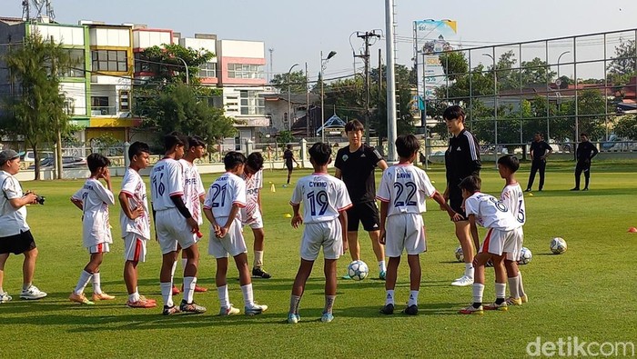 Anak-anak SSB di Solo Raya ikuti coaching clinic bareng Jeonbuk FC, Jumat (16/6/2023).
