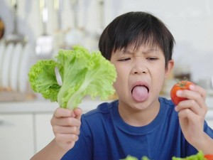 Anak Susah Makan Sayur & Buah? Begini Cara Penuhi Asupan Seratnya