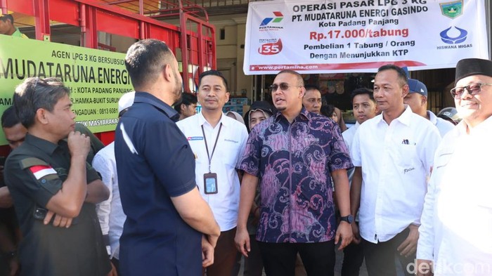 Anggota DPR RI Andre Rosiade meninjau stok gas elpiji di Sumbar.