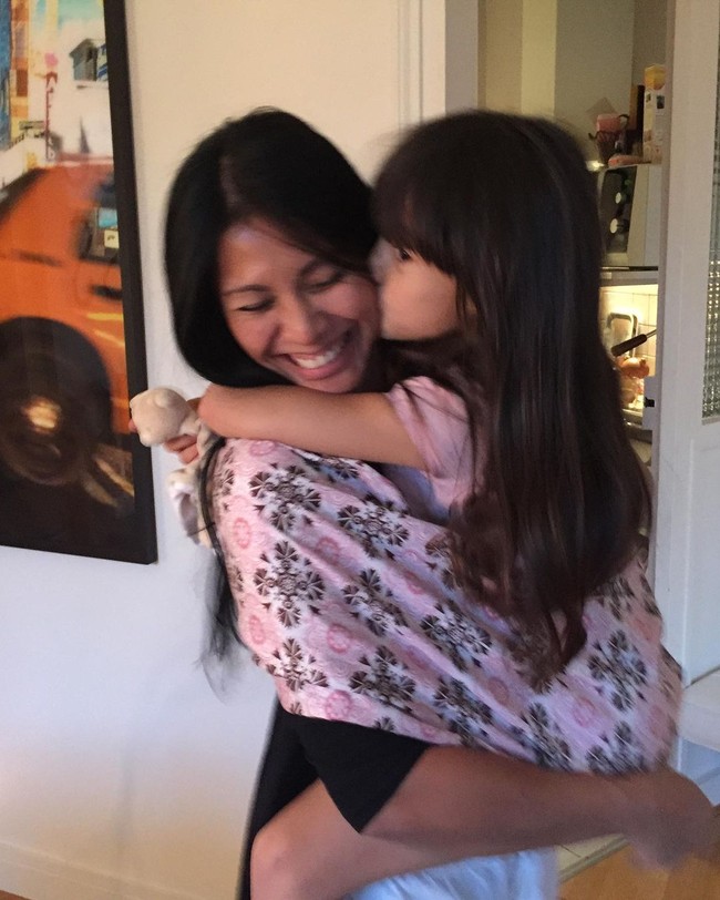 Wajah Kirana sebelumnya sempat ditutupi di media sosial. Namun, seiring berjalannya waktu Anggun Cipta Sasmi berbagi foto putrinya ke publik. Foto: Instagram @anggun_cipta