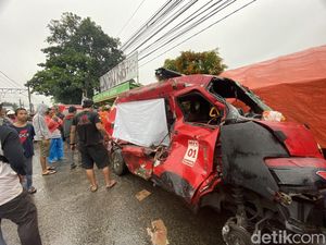 Penampakan Angkot Usai Tertabrak hingga Terseret KRL di Citayam