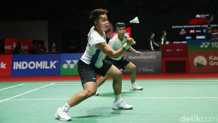 Ganda putri Indonesia Apriyani Rahayu/Siti Fadia Silva Ramadhanti dikandaskan ganda Jepang Yuki Fukushima/Sayaka Hirota di perempatfinal Indonesia Open 2023.