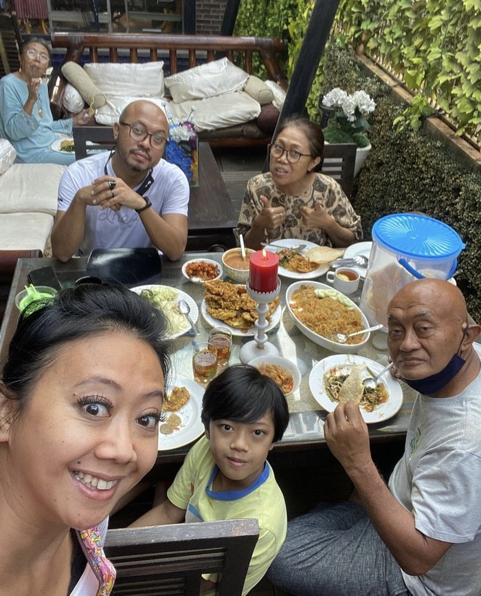 Asri Welas Hobi Masak dan Makan Bareng Keluarga, Ini Momennya