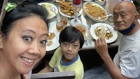 Sebagai seorang ibu, Asri Welas tentu sangat khawatir. Wanita ini memang sering menghabiskan waktu bersama keluarganya, termasuk saat makan. Foto: Instagram @asri_welas