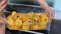 Untuk menu sarapan, Asri Welas sempat memasak hidangan cukup berat, yaitu kepiting bumbu Padang. Ia mengaku resep yang dipakai yaitu resep sang mertua. Foto: Instagram @asri_welas