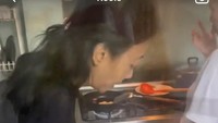 Asri Welas juga pernah bikin sarapan berupa roti sandwich untuk keluarganya. Ada sandwich gurih dan manis. Foto: Instagram @asri_welas