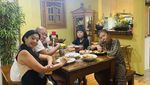 Asri Welas Hobi Masak dan Makan Bareng Keluarga, Ini Momennya