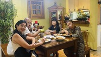 Begini suasana makan keluarga Asri Welas. Di ruang makannya yang nyaman, wanita 44 tahun itu menikmati makanan rumahan. Foto: Instagram @asri_welas