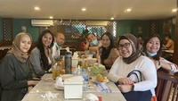 Tidak hanya bersama keluarga, Asri Welas juga suka menghabiskan waktu bersama teman-temannya. Kali ini ia berada di sebuah restoran bergaya kasual. Kira-kira Asri makan apa aja ya? Foto: Instagram @asri_welas