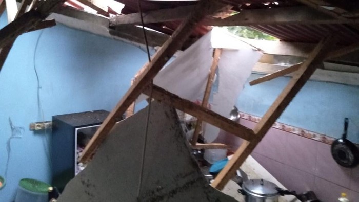 Atap rumah Ramlah ambruk usai ledakan tabung gas.
