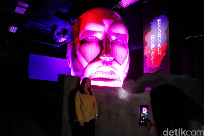 Pameran dari film animasi dan manga Jepang Attack onf Titan : Final Exhibition digelar di Galeri Tower AKR, West P2, Kebon Jeruk, Jakarta. Yuk kita lihat.