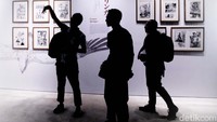 Sejumlah pengunjung melihat pameran anime Attack on Titan : Final Exhibition di Galeri Tower AKR, West P2, kawasan Kebon Jeruk, Jakarta Barat, Kamis (16/6/2023). 