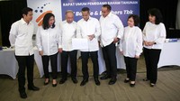 Direktur BNBR Roy Hendrajanto M Sakti, Direktur BNBR RA Sri Dharmayanti, Komisaris Utama BNBR Armansyah Yamin, Direktur Utama PT Bakrie & Brothers Tbk (BNBR) Anindya N Bakrie, Wakil Direktur Utama BNBR A Ardiansyah Bakrie, Komisaris Independen BNBR Raniwati, Direktur BNBR Kartini Sally berbincang sebelum Rapat Umum Pemegang Saham Tahunan di Jakarta, Jumat (16/6/2023). 