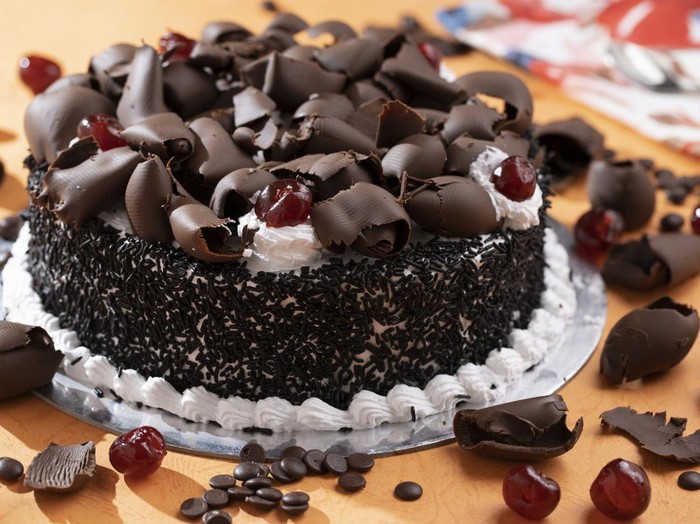 Black forest cake dengan campuran rum