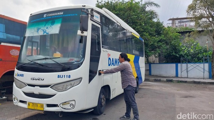 Bus Damri tujuan pantai selatan Malang yang kini makin diminati masyarakat