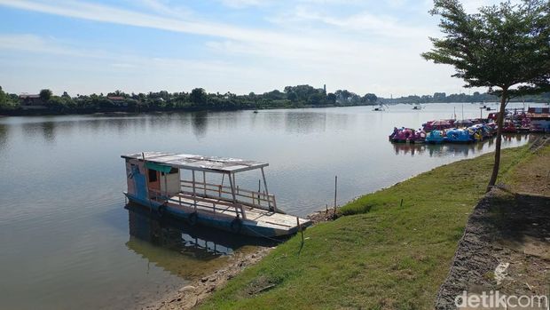 Danau Sipin yang berlokasi di Kota Jambi cocok buat wisata keluarga