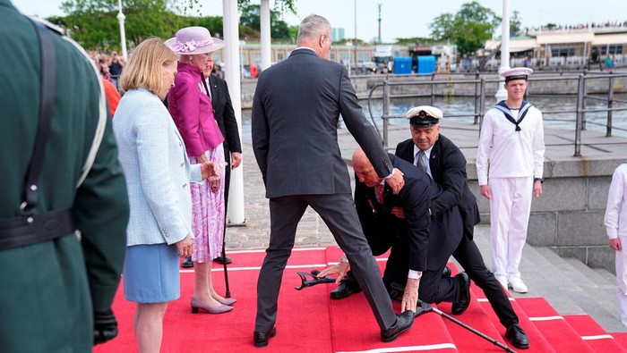 Norway's King Harald stumbles, as he and Queen Sonja are received by Denmark's Queen Margrethe at Toldboden, in the Port of Copenhagen, Denmark, June 15, 2023. Ritzau Scanpix/Mads Claus Rasmussen via REUTERS    ATTENTION EDITORS - THIS IMAGE WAS PROVIDED BY A THIRD PARTY. DENMARK OUT. NO COMMERCIAL OR EDITORIAL SALES IN DENMARK.