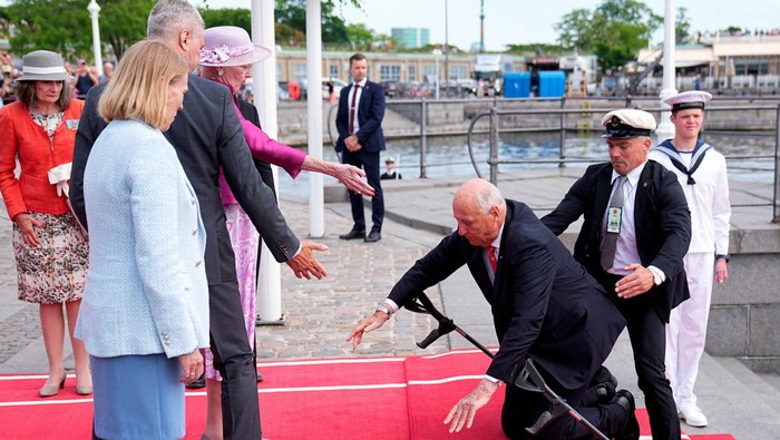 Norway's King Harald stumbles, as he and Queen Sonja are received by Denmark's Queen Margrethe at Toldboden, in the Port of Copenhagen, Denmark, June 15, 2023. Ritzau Scanpix/Mads Claus Rasmussen via REUTERS    ATTENTION EDITORS - THIS IMAGE WAS PROVIDED BY A THIRD PARTY. DENMARK OUT. NO COMMERCIAL OR EDITORIAL SALES IN DENMARK.