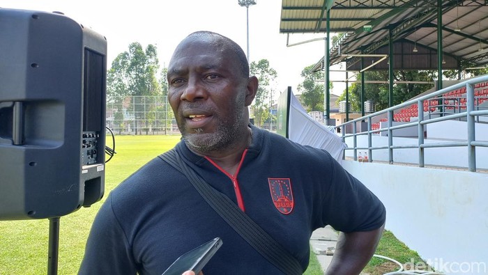 Direktur Akademis Persis Solo Jacksen F Thiago di Stadion Manahan Solo, Jumat (16/6/2023).