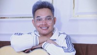 Beberapa lagu di antaranya adalah Tentang Bintang, Selingkuh, Biarkan Aku Menangis hingga Cinta Sampai Mati. Foto: dok. Instagram Dodhy Kangen Band