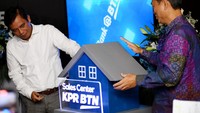 Direktur Utama Bank BTN Nixon LP Napitupulu berbincang dengan Direktur Consumer Bank BTN Hirwandi Gafar, Direktur Risk Management Setiyo Wibowo, Direktur Distribution and Funding Bank BTN Jasmin dan SEVP Operations Bank BTN Alex Sofjan Noor usai meresmikan Sales Center KPR BTN Jakarta di Kantor Cabang Bank BTN Kelapa Gading, Jakarta, Jumat (16/6).