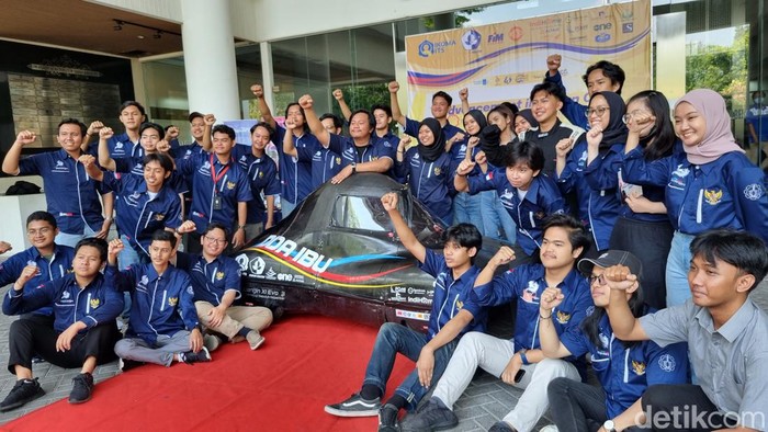 Driver Tim Sapuangin, Nurul Ilmi Rojabia H saat mengendarai mobil di depan Gedung Rektorat ITS