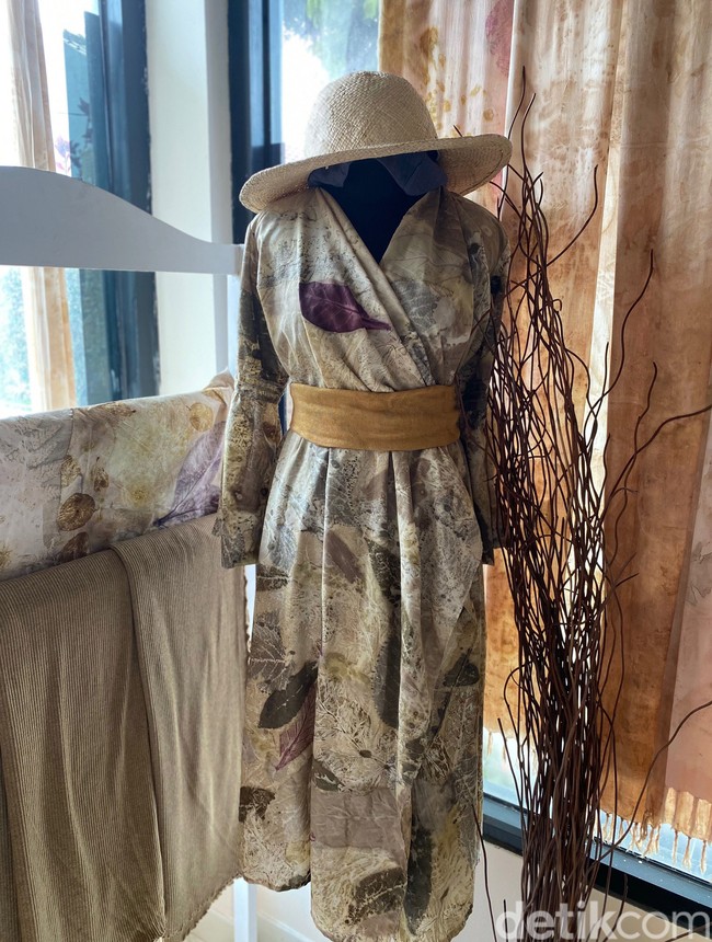 Membuat ecoprint ternyata memberi kepuasan tersendiri bagi Nuning. Satu keunikan ecoprint dari semua produk yang aku buat, tidak ada satupun yang sama. Soalnya, setiap tumbuhan punya ukuran yang berbeda-beda kan, kata perempuan yang pernah melakoni profesi sebagai atlet sepakbola itu. (Foto: Daniel Ngantung/detikcom)