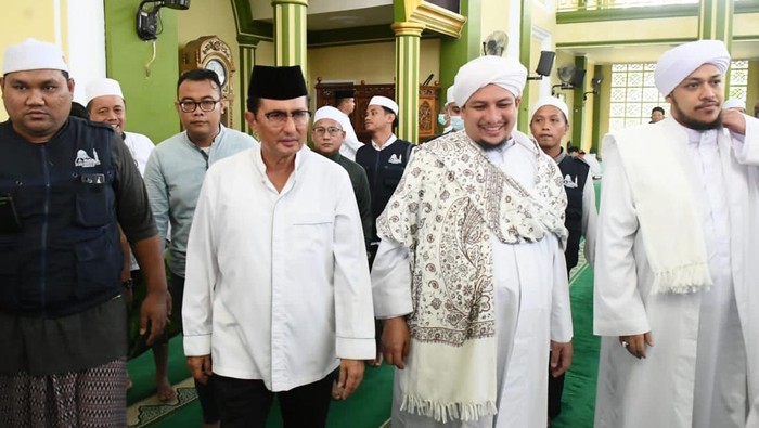 Fadel berdialog dengan warga Gorontalo usai salat Jumat di masjid Sabilurrasyad, kota Gorontalo,