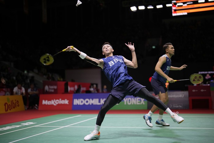Indonesias Fajar Alfian, right, and Muhammad Rian Ardianto play against Indias Satwiksairaj Rankireddy and Chirag Shetty during their mens doubles quarterfinal match at Indonesia Open badminton tournament at Istora Senayan Stadium in Jakarta, Indonesia, Friday, June 16, 2023. (AP Photo/Dita Alangkara)
