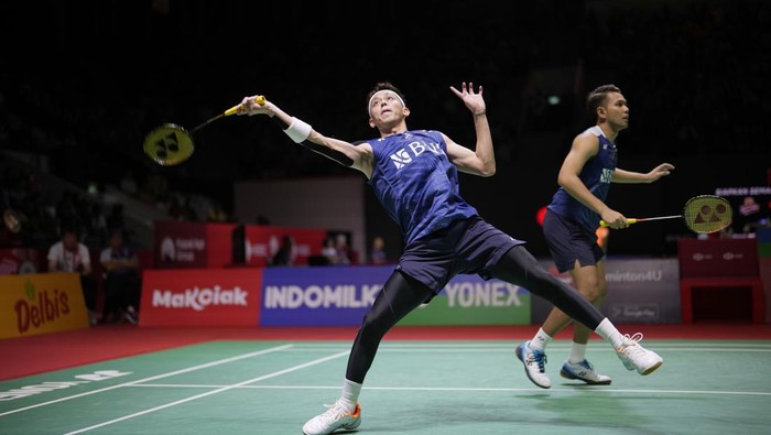 Indonesias Fajar Alfian, right, and Muhammad Rian Ardianto play against Indias Satwiksairaj Rankireddy and Chirag Shetty during their mens doubles quarterfinal match at Indonesia Open badminton tournament at Istora Senayan Stadium in Jakarta, Indonesia, Friday, June 16, 2023. (AP Photo/Dita Alangkara)