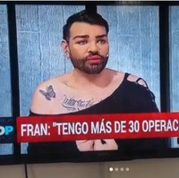 Begini penampilannya di televisi saat mengisahkan obsesinya mirip Ricky Martin. Foto: Instagram Fran Mariano