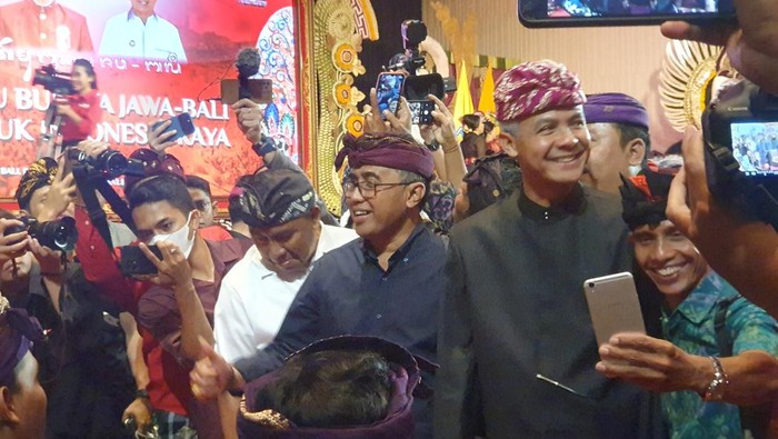 Ganjar Pranowo saat menghadiri acara Temu Budaya Jawa-Bali untuk Indonesia Raya di kawasan Sanur, Denpasar, Bali, Jumat (16/6/2023). (Ronatal Siahaan/detikBali).