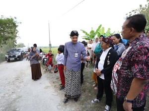 Respons Aduan di LaporGub, Ganjar Cek Perbaikan Sekolah-Jalan di Grobogan