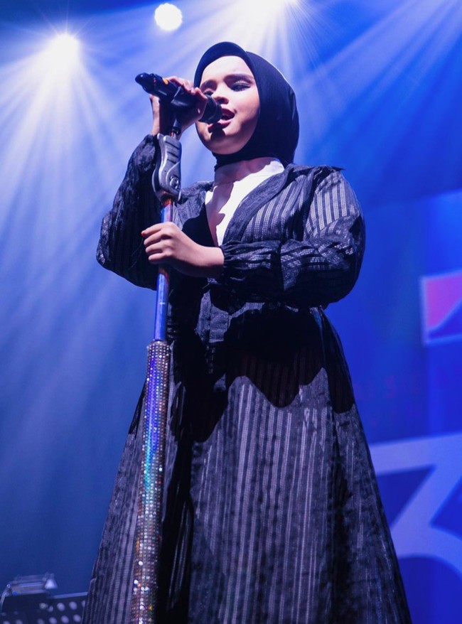 Dalam berhijab, Putri Ariani lebih sering menerapkan gaya jilbab simple menggunakan pashmina polos. Foto: Instagram