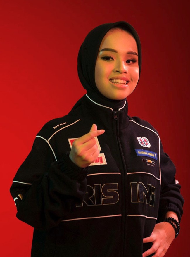 Saat tampil di berbagai acara, Putri Ariani juga kerap tampil dengan gaya yang lebih boyish menggunakan padu padan busana warna hitam. Foto: Instagram