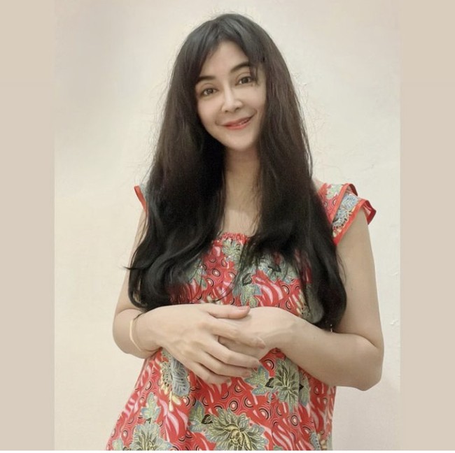 Uut Permatasari tampil sederhana dengan daster. Pada postingannya itu ia mengaku bahwa dasternya tersebut dibeli pada 2011 dengan harga 40 ribu. Uut pun menjahit daster andalannya itu meskipun sudah ada yang robek Foto: Instagram